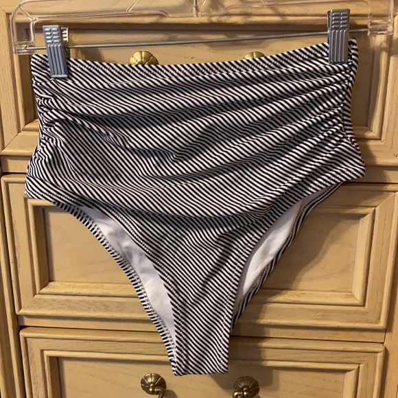 Cupshe High Waist Bikini Bottoms - Picture 8 of 9
